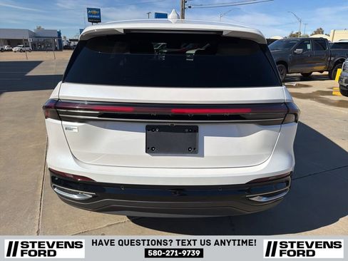 Used 2024 Lincoln Nautilus Premier image 5