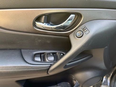 Used 2016 Nissan Rogue SV image 6