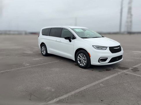 New 2026 Chrysler Pacifica Select image 16
