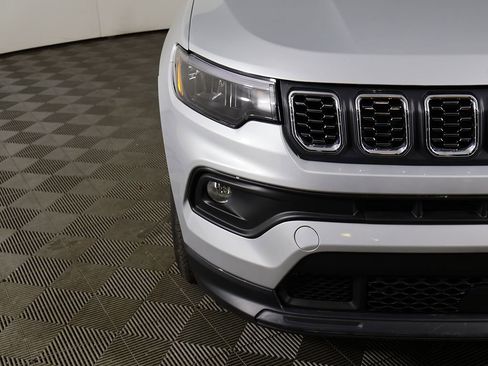 Used 2025 Jeep Compass Latitude AWD/4WD image 11