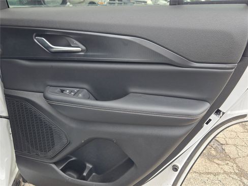 Used 2023 Jeep Grand Cherokee Altitude AWD/4WD image 9