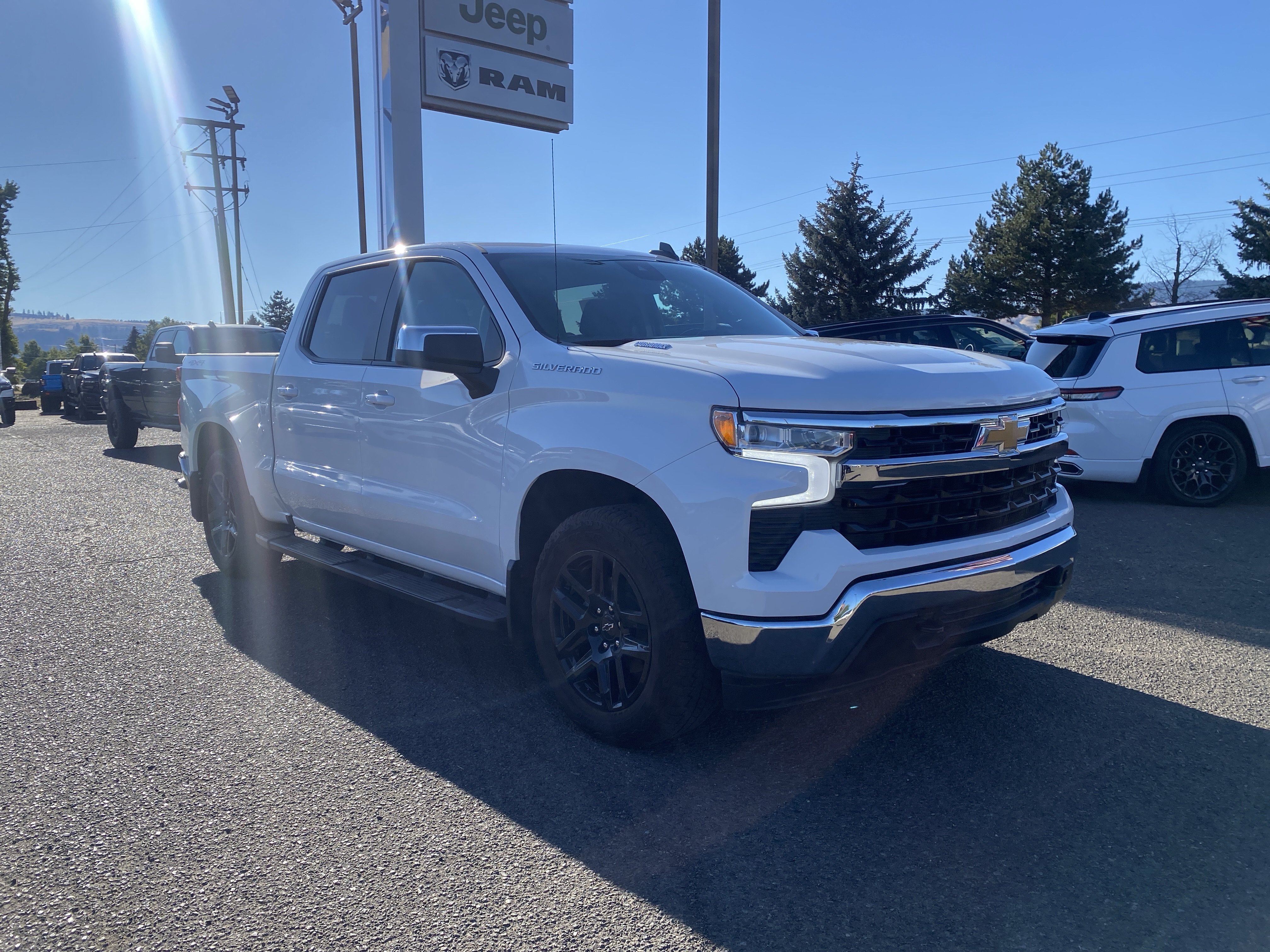 Used 2024 Chevrolet Silverado 1500 LT w/ Convenience Package II AWD/4WD image 1