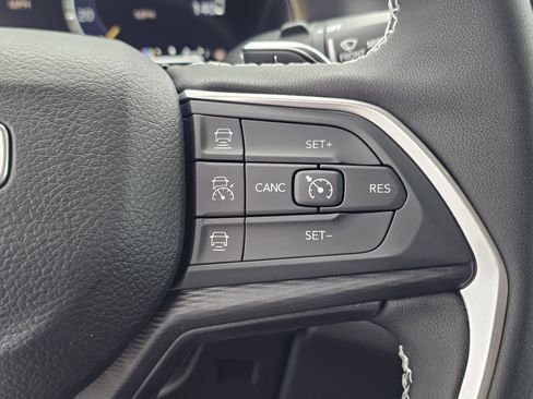 New 2025 Jeep Grand Cherokee Altitude image 21