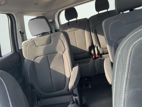 Used 2023 Jeep Grand Cherokee L Laredo image 21