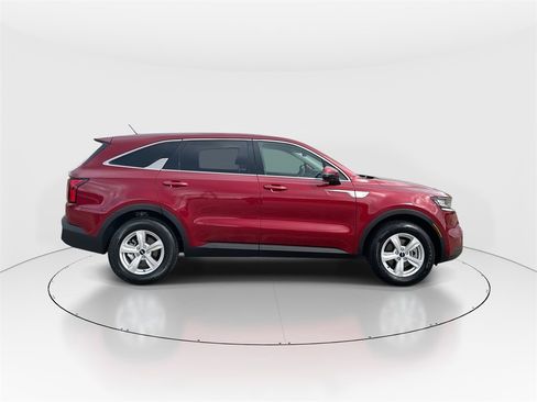 Used 2023 Kia Sorento LX image 9