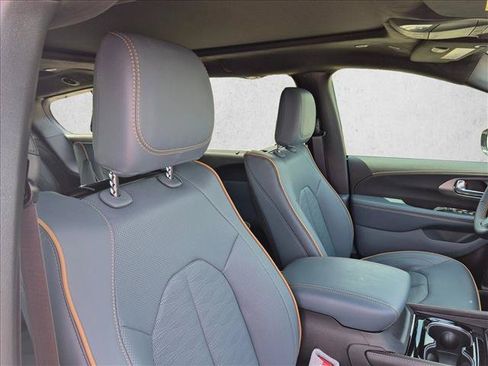 New 2027 Chrysler Pacifica Pinnacle w/ Theater Group FWD image 13