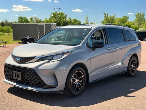 Used 2023 Toyota Sienna XSE AWD/4WD image 4