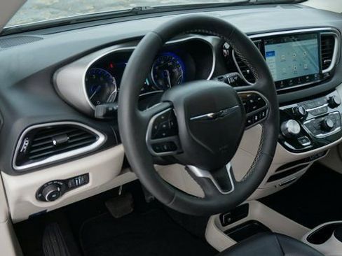Used 2024 Chrysler Pacifica Touring-L image 10