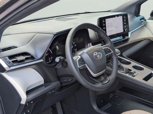 Used 2023 Toyota Sienna XLE image 33