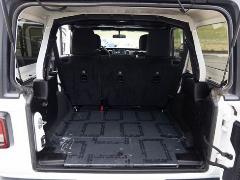 Used 2019 Jeep Wrangler Unlimited Sahara image 16