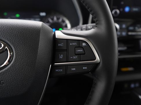 Used 2024 Toyota Highlander XLE image 26