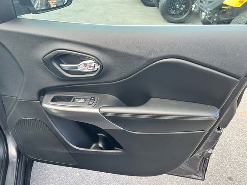 Used 2019 Jeep Cherokee Limited image 19