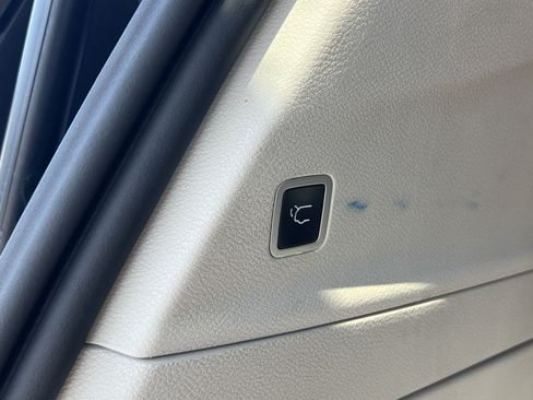 Used 2023 Chrysler Pacifica Touring-L FWD image 28