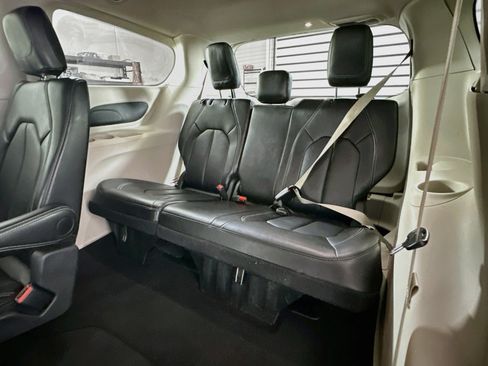 Used 2024 Chrysler Pacifica Touring-L FWD image 30
