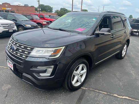 Used 2017 Ford Explorer XLT w/ Equipment Group 202A AWD/4WD image 4