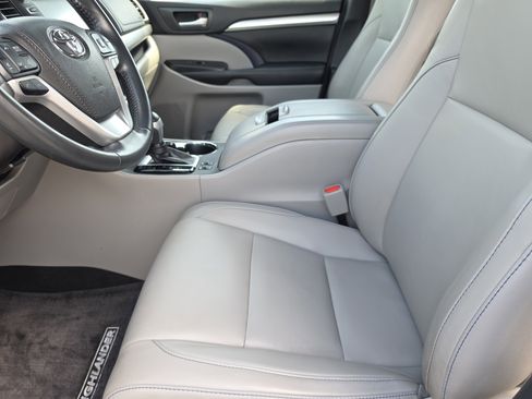 Certified 2018 Toyota Highlander XLE FWD image 9