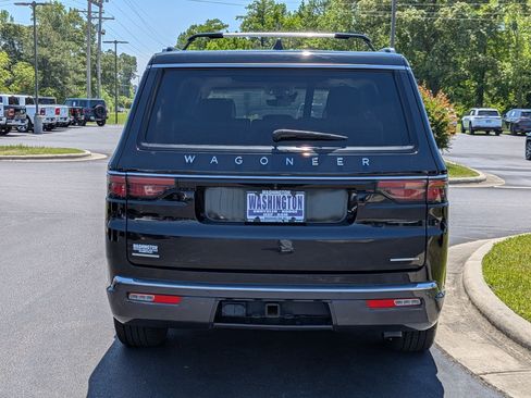 Used 2022 Jeep Wagoneer Series I w/ Premium Group I AWD/4WD image 6