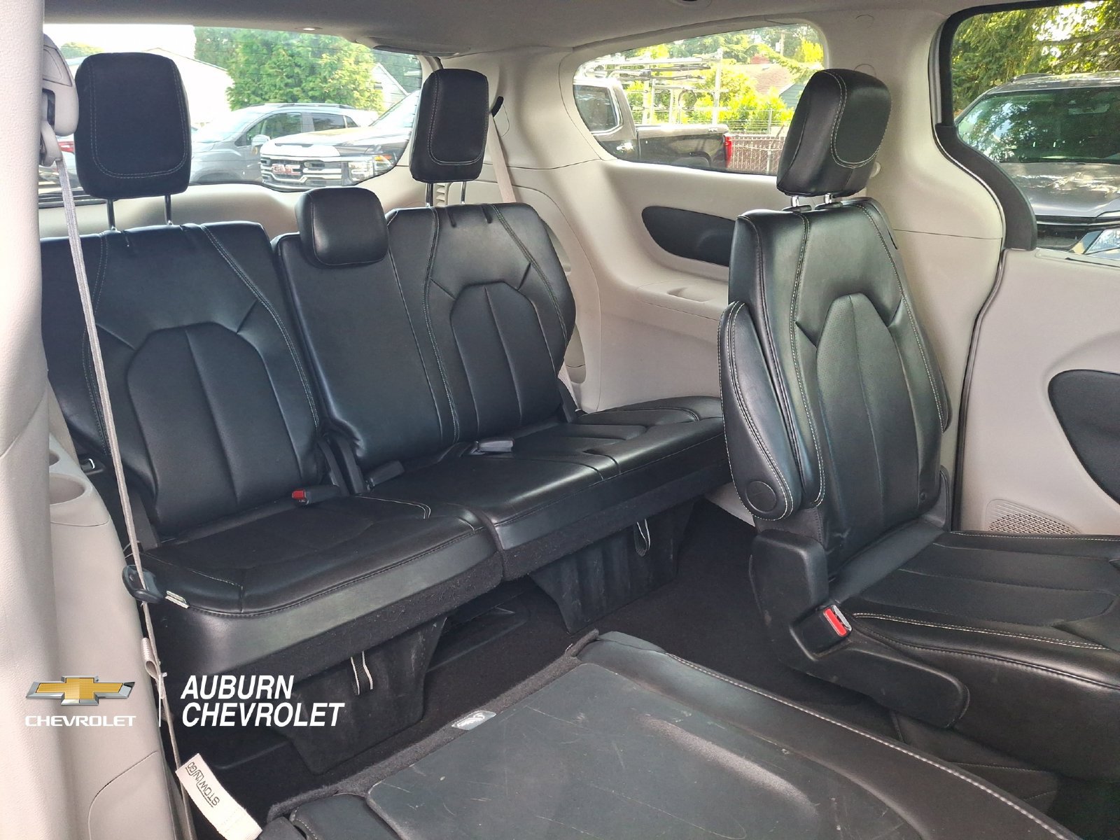 Used 2024 Chrysler Pacifica Touring-L FWD image 15