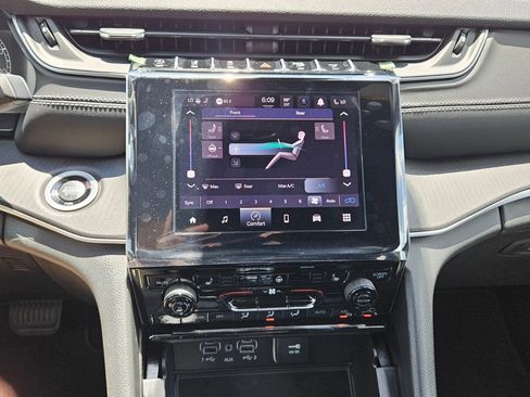 New 2025 Jeep Grand Cherokee L Laredo w/ Luxury Tech Group I RWD image 17