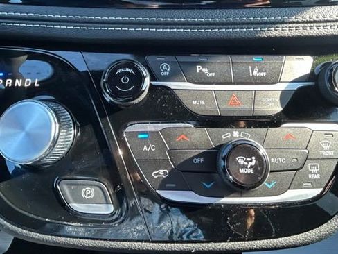 Used 2025 Chrysler Pacifica Select image 12