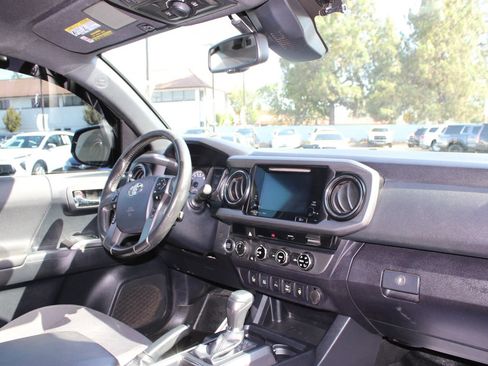 Used 2018 Toyota Tacoma TRD Off-Road w/ Technology Package AWD/4WD image 19