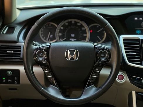 Used 2017 Honda Accord Touring image 32