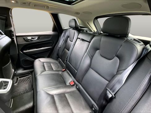 Used 2022 Volvo XC60 B5 Momentum w/ Advanced Package FWD image 20