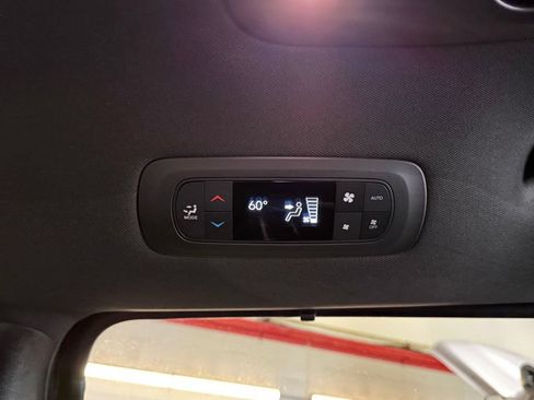 Used 2026 Chrysler Pacifica Select FWD image 32