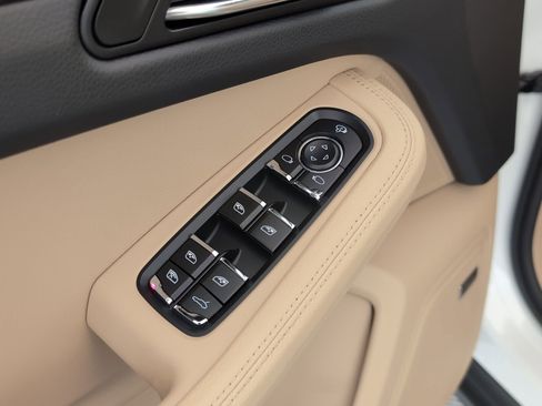 Used 2025 Porsche Macan image 27