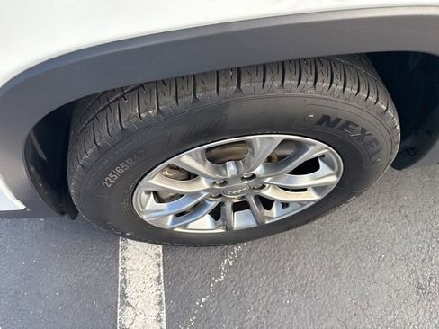 Used 2019 Jeep Cherokee Latitude Plus image 10