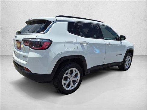 Used 2024 Jeep Compass Latitude AWD/4WD image 5