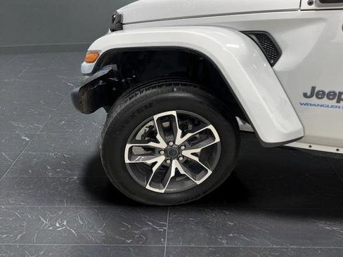 Used 2024 Jeep Wrangler Unlimited image 32
