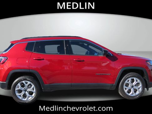 Used 2025 Jeep Compass Latitude image 8