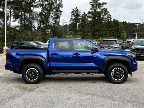 Certified 2025 Toyota Tacoma TRD Off-Road image 9