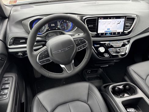 New 2026 Chrysler Pacifica Select image 10