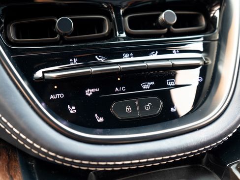 Used 2021 Aston Martin DBX image 25