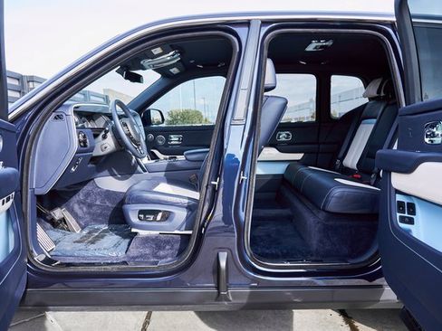 Used 2022 Rolls-Royce Cullinan w/ Cullinan Package image 31