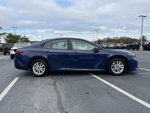 Used 2025 Toyota Camry SE image 9