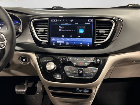 Used 2024 Chrysler Pacifica Touring-L image 28