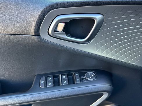 Used 2023 Kia Soul LX w/ LX Technology Package image 12