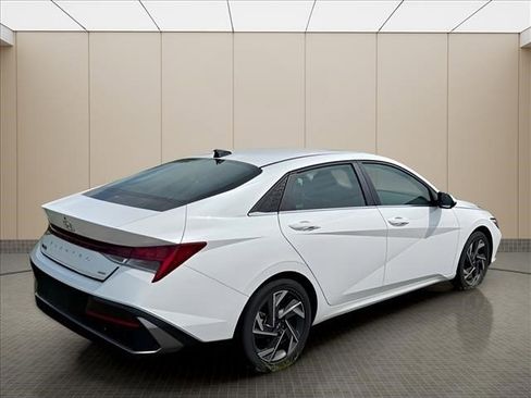 Used 2025 Hyundai Elantra Limited FWD image 17