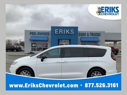 Used 2025 Chrysler Pacifica Select