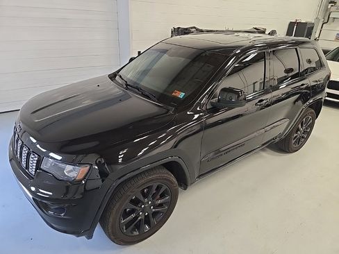 Used 2018 Jeep Grand Cherokee Altitude image 3