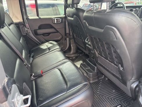 Used 2022 Jeep Wrangler Unlimited Rubicon w/ Trailer Tow Package AWD/4WD image 9