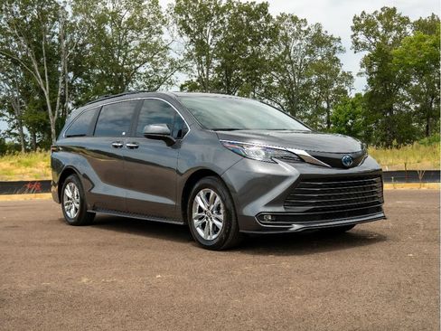 Used 2025 Toyota Sienna XLE w/ XLE Plus Package AWD/4WD image 3
