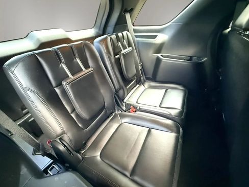 Used 2018 Ford Explorer XLT w/ Equipment Group 202A FWD image 17