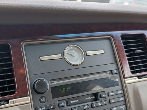Used 2003 Lincoln Town Car Signature RWD image 15