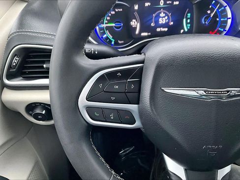 Used 2024 Chrysler Pacifica Select image 25