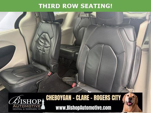 Used 2017 Chrysler Pacifica Touring-L w/ Tire & Wheel Group image 12