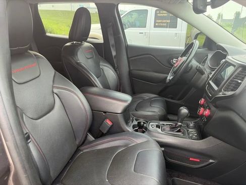 Used 2019 Jeep Cherokee Trailhawk AWD/4WD image 11